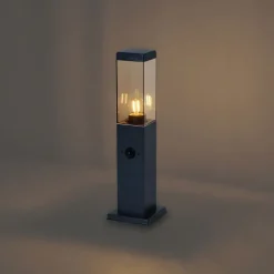 QAZQA Buitenlamp donkergrijs met smoke glas 45cm IP44 met stopcontact en bewegingssensor - Malios