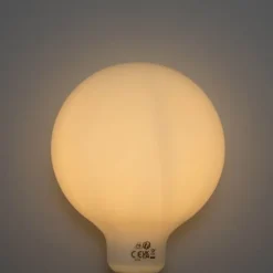 LUEDD E27 3-staps dimbaar LED lamp opaal G125 4W 450 lm 2700K