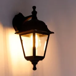 QAZQA Klassieke buiten wandlamp zwart IP44 - Capital