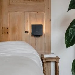 QAZQA Moderne wandlamp zwart incl. USB-aansluiting - Flero