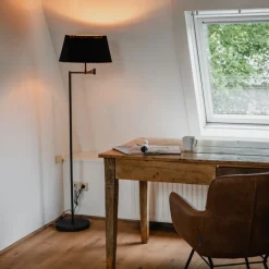QAZQA Vloerlamp zwart met zwart plisse kap en verstelbare arm - Ladas Deluxe